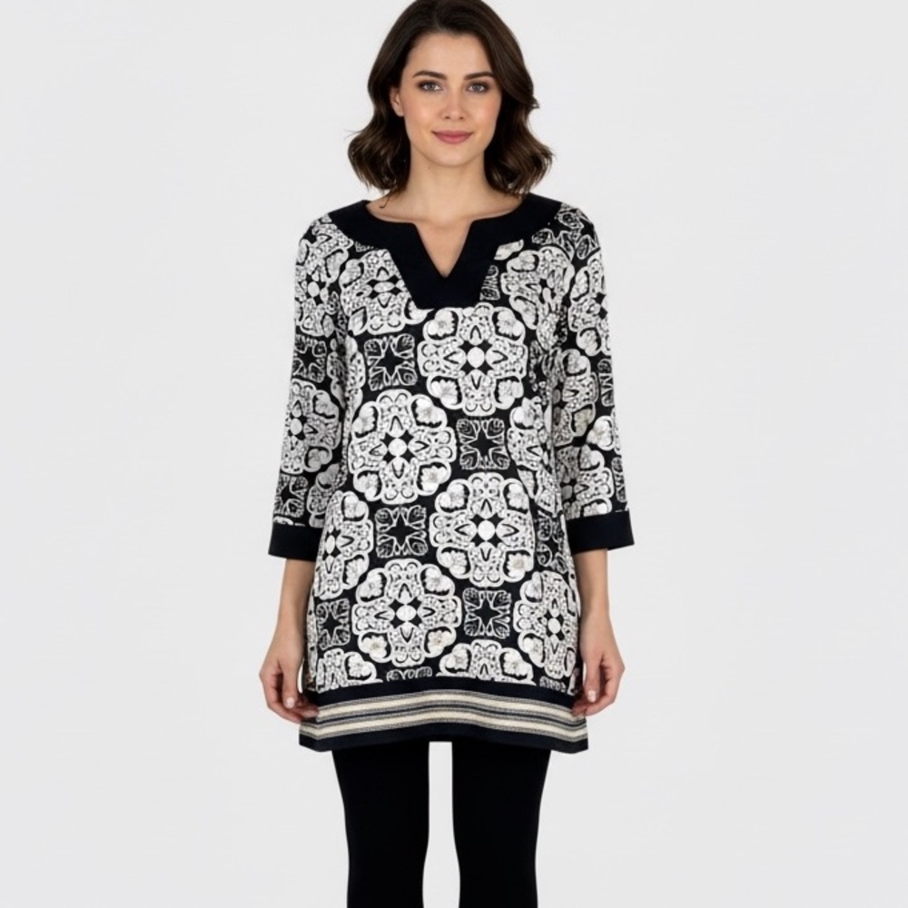 White House Black Market Black and White Floral Tunic Size L